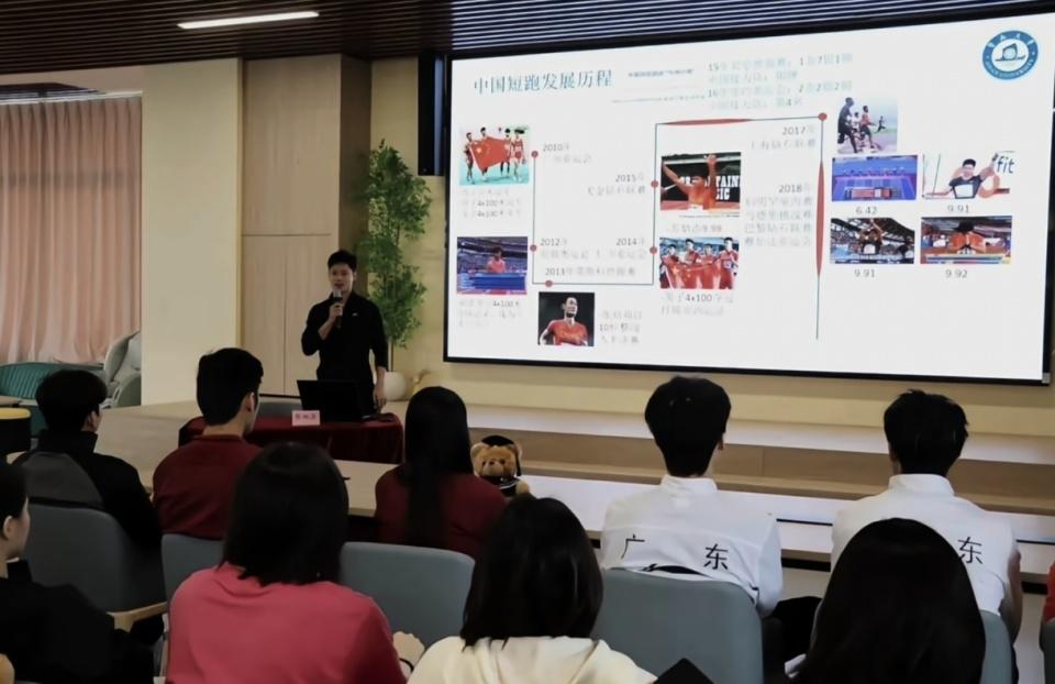 暨大体育学, 书馆举行, 到学校的重